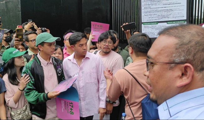 Jerome Polin temui anggota DPR Andre Rosiade dan Rieke Dyah Pitaloka di depan Gerbang Pancasila Gedung DPR, Senayan, Jakarta Pusat, Kamis (4/9/2025). [FTNews]